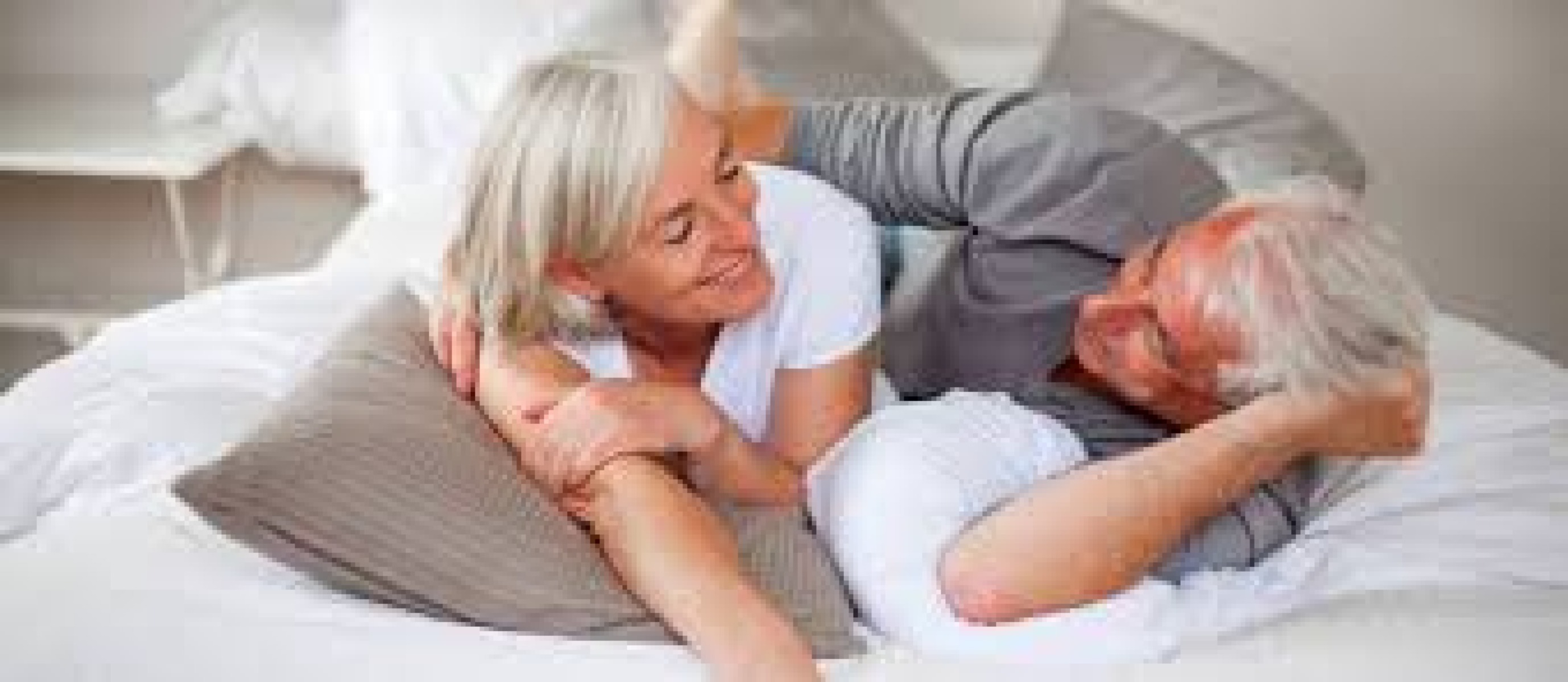 Avis et comparatif sur l'efficacité des préservatifs retardants Durex et Manix.